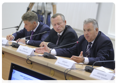 Amur Region Governor Oleg Kozhemyako, Governor of the Trans-Baikal Territory Ravil Geniatulin and Presidential envoy to the Far Eastern Federal District Viktor Ishayev at a meeting on road construction