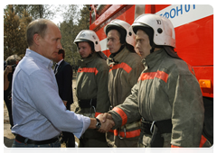 Председатель Правительства Российской Федерации В.В.Путин пообщался с пожарными, которые первыми прибыли на место и участвовали в тушении пожара в больнице №8