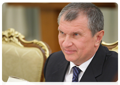 Deputy Prime Minister Igor Sechin at the meeting of the Government Presidium