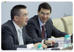 Communications and Mass Media Minister Igor Shchegolev and Deputy Education and Science Minister Vladimir Miklushevsky at a meeting on state regulation of the microelectronics market