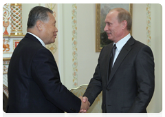 Prime Minister Vladimir Putin meeting with  former Japanese Prime Minister Yoshiro Mori