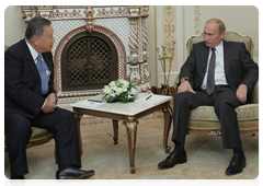 Prime Minister Vladimir Putin meeting with  former Japanese Prime Minister Yoshiro Mori