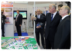 Председатель Правительства Российской Федерации В.В.Путин осмотрел стенды с приоритетными проектами регионов Приволжского федерального округа