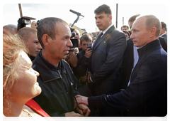 Председатель Правительства Российской Федерации В.В.Путин посетил поселок Верхняя Верея, где пообщался с местными жителями
