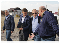 Председатель Правительства Российской Федерации В.В.Путин посетил поселок Верхняя Верея, пострадавший от природных пожаров в июле 2010 года, и ознакомился с ходом строительства жилья