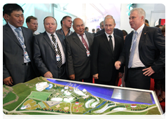 Prime Minister Vladimir Putin visiting the pavilions of the IX International Investment Forum in Sochi