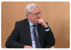 Royal Dutch Shell CEO Peter Voser at a meeting with Prime Minister Vladimir Putin