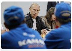 Prime Minister Vladimir Putin with participants of the Silk Road Challenge, Dakar Series