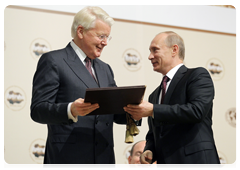 Prime Minister Vladimir Putin and Icelandic President Olaf Ragnar Grimsson at the international forum The Arctic: Territory of Dialogue