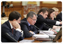 Члены Правительства Российской Федерации на заседании Правительства Российской Федерации