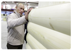 Председатель Правительства Российской Федерации В.В.Путин посетил Сыктывкарский промышленный комбинат, специализирующийся на деревообработке и строительстве деревянных домов