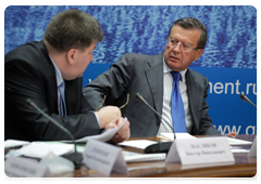 Viktor Maslyakov, Head of the Federal Agency for Forestry, and First Deputy Prime Minister Viktor Zubkov at a meeting on timber industry investment projects