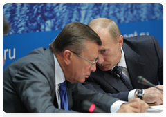 Prime Minister Vladimir Putin and First Deputy Prime Minister Viktor Zubkov at a meeting on timber industry investment projects