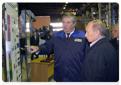 Prime Minister Vladimir Putin taking part in the launching of a new electric steel-making facility at Izhstal plant