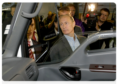 Во время посещения завода «ИжАвто» Председатель Правительства Российской Федерации В.В.Путин встретился с представителем компании «Хендай»