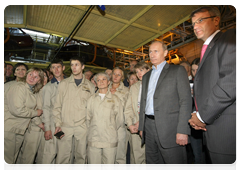 Во время посещения завода «ИжАвто» Председатель Правительства Российской Федерации В.В.Путин пообщался с сотрудниками предприятия