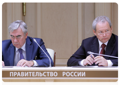 Minister of Regional Development Viktor Basargin and Deputy Minister of Health and Social Development Vladimir Belov at the video conference on combating wildfires in the Altai Territory and providing relief to the population