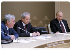Prime Minister Vladimir Putin, Minister of Regional Development Viktor Basargin and Deputy Minister of Health and Social Development Vladimir Belov at the video conference on combating wildfires in the Altai Territory and providing relief to the population