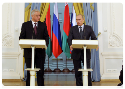 Prime Minister Vladimir Putin and Belarusian Prime Minister Mikhail Myasnikovich holding a joint news conference following talks