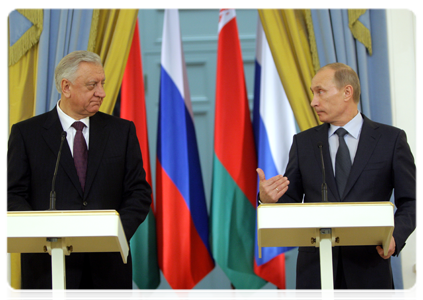 Председатель Правительства Российской Федерации В.В.Путин и Премьер-министр Республики Беларусь М.В.Мясникович по итогам переговоров провели совместную пресс-конференцию