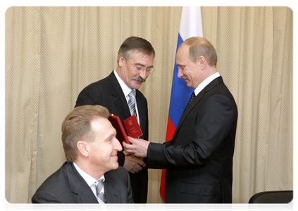 Prime Minister Vladimir Putin awarding Vladimir Zhuchkov, chief of staff of the Central Bank’s chairman, the Order of Merit for the Fatherland, 4th Class