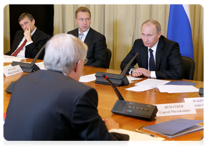 Prime Minister Vladimir Putin at a meeting on the development strategy for Russia’s banking sector until 2015