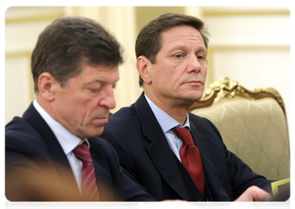 Deputy Prime Minister Alexander Zhukov and Deputy Prime Minister Dmitry Kozak at a Government Presidium meeting