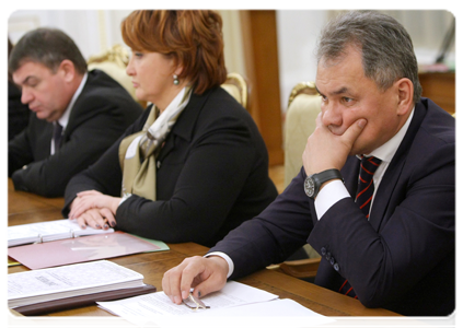 Minister of Civil Defence, Emergencies and Disaster Relief Sergei Shoigu, Agriculture Minister Yelena Skrynnik and Minister of Defence Anatoly Serdyukov at a Government Presidium meeting