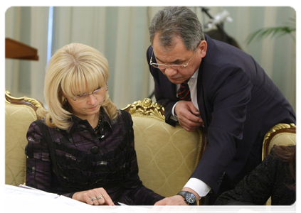 Minister of Civil Defence, Emergencies and Disaster Relief Sergei Shoigu and Minister of Healthcare and Social Development Tatyana Golikova at a Government Presidium meeting