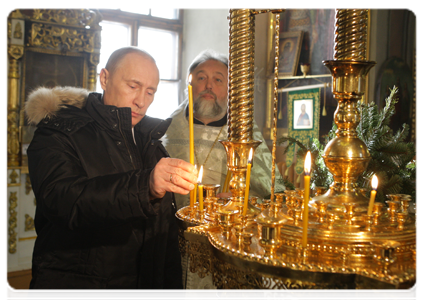 Prime Minister Vladimir Putin visits the Life-Giving Trinity Church on Moscow’s Vorobyovy Hills and attends a funeral service in memory of those killed by the suicide bombing at Domodedovo airport
