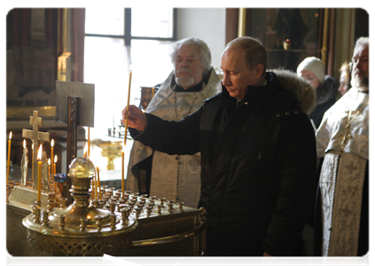 Председатель Правительства Российской Федерации В.В.Путин посетил храм Троицы Живоначальной на Воробьевых горах, где присутствовал на панихиде по погибшим в результате теракта в аэропорту Домодедово