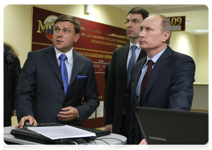 Prime Minister Vladimir Putin visiting a multifunctional public service centre