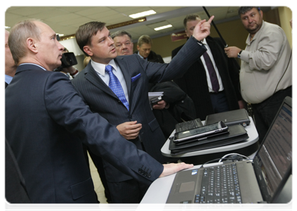 Prime Minister Vladimir Putin visiting a multifunctional public service centre