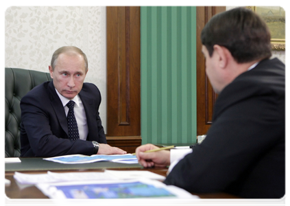 Prime Minister Vladimir Putin at a working meeting with Transport Minister Igor Levitin