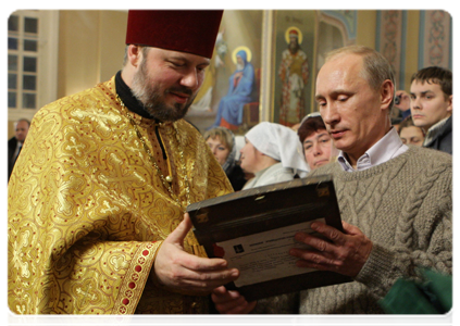 Председатель Правительства Российской Федерации В.В.Путин подарил настоятелю храма икону Покрова Пресвятой Богородицы работы неизвестного мастера