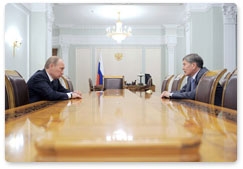 Председатель Правительства Российской Федерации В.В.Путин встретился с кандидатом в Президенты Киргизии А.Ш.Атамбаевым