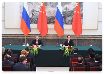 Prime Minister Vladimir Putin and his Chinese counterpart Wen Jiabao speak to reporters following bilateral talks