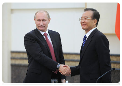 Prime Minister Vladimir Putin and his Chinese counterpart Wen Jiabao speak to reporters following bilateral talks