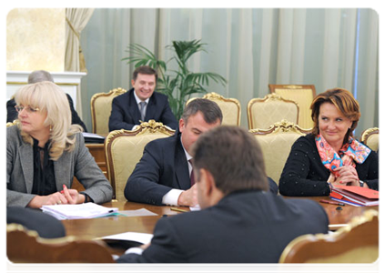 Minister of Healthcare and Social Development Tatyana Golikova, Minister of Defence Anatoly Serdyukov and Agriculture Minister Yelena Skrynnik at a meeting of the Government Presidium