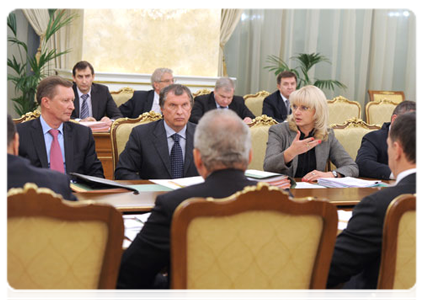 Deputy Prime Minister Sergei Ivanov, Deputy Prime Minister Igor Sechin and Minister of Healthcare and Social Development Tatyana Golikova at a meeting of the Government Presidium