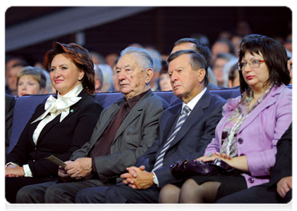 Agriculture Minister Yelena Skrynnik and First Deputy Prime Minister Viktor Zubkov at a gala concert in honour of Agricultural and Processing Industries Workers' Day