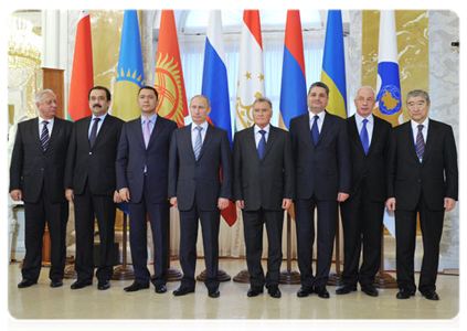 Following the meeting, the EurAsEC heads of government posed for a group photograph