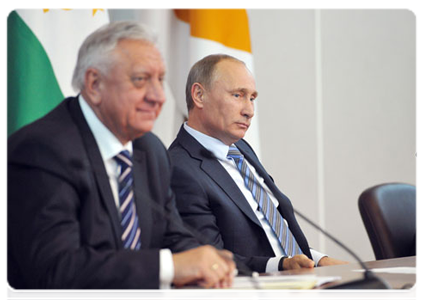 Prime Minister Vladimir Putin and Belarusian Prime Minister Mikhail Myasnikovich at a news conference following a meeting of the EurAsEC Interstate Council and the Customs Union Supreme Governing Body