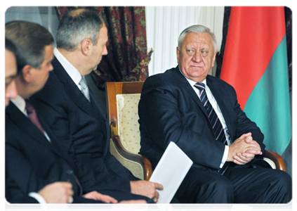 Belarusian Prime Minister Mikhail Myasnikovich at a meeting with Prime Minister Vladimir Putin