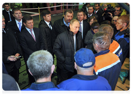 Prime Minister Vladimir Putin speaking with workers during his visit to the Proletarsky Zavod plant in St Petersburg