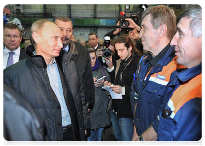 Председатель Правительства Российской Федерации В.В.Путин посетил в Санкт-Петербурге ОАО «Пролетарский завод» и пообщался с рабочими предприятия