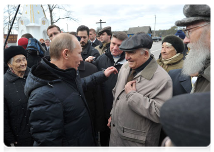 После церемонии открытия мемориального комплекса «Хацунь» В.В.Путин побеседовал с ветеранами