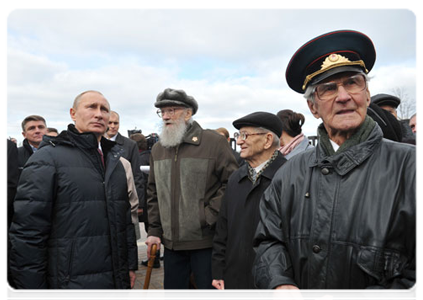После церемонии открытия мемориального комплекса «Хацунь» В.В.Путин побеседовал с ветеранами