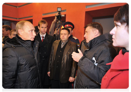 После церемонии открытия мемориального комплекса «Хацунь» В.В.Путин побеседовал с представителями объединения поисковых отрядов «Брянский фронт»