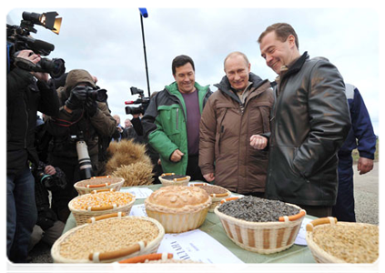 President Dmitry Medvedev and Prime Minister Vladimir Putin in the fields to see this year’s corn crops